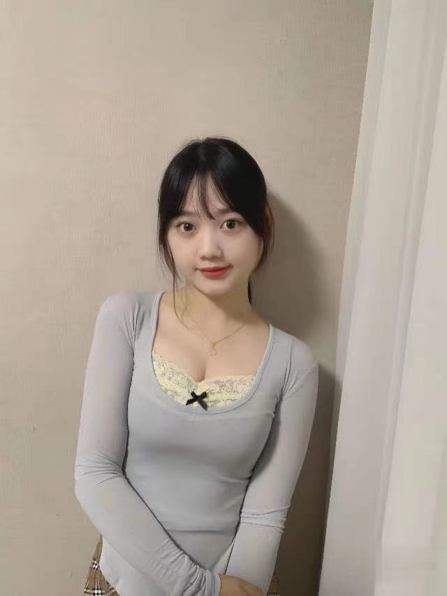 超级年轻的妹子