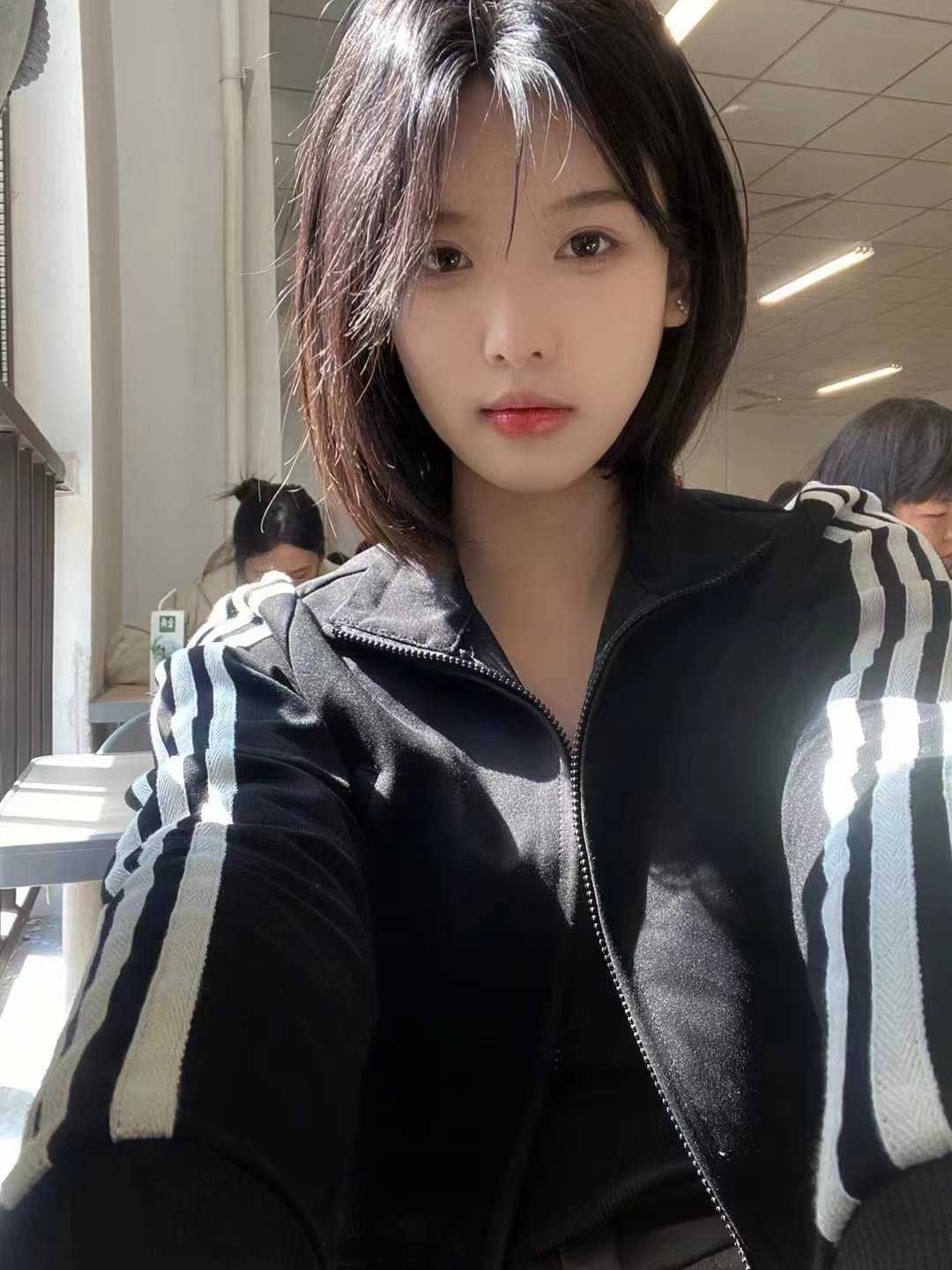 00后颜值不错的年轻嫩妹