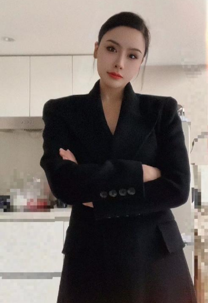 东站大长腿模特身材美妞