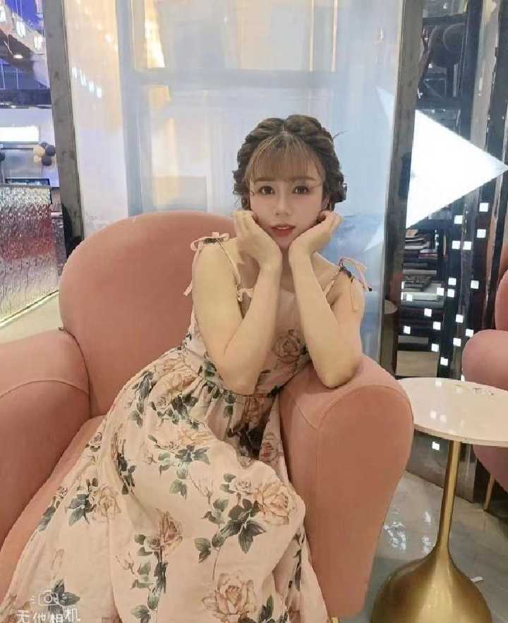 丰满红唇小奶酪