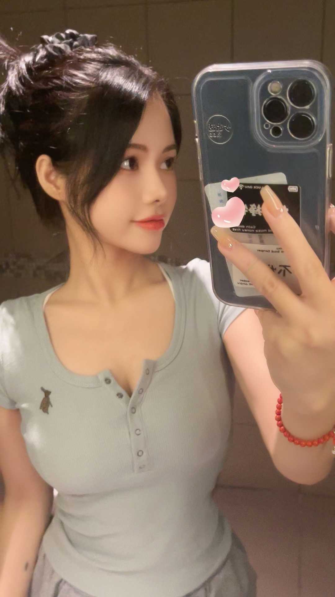 丰满性感精致美女