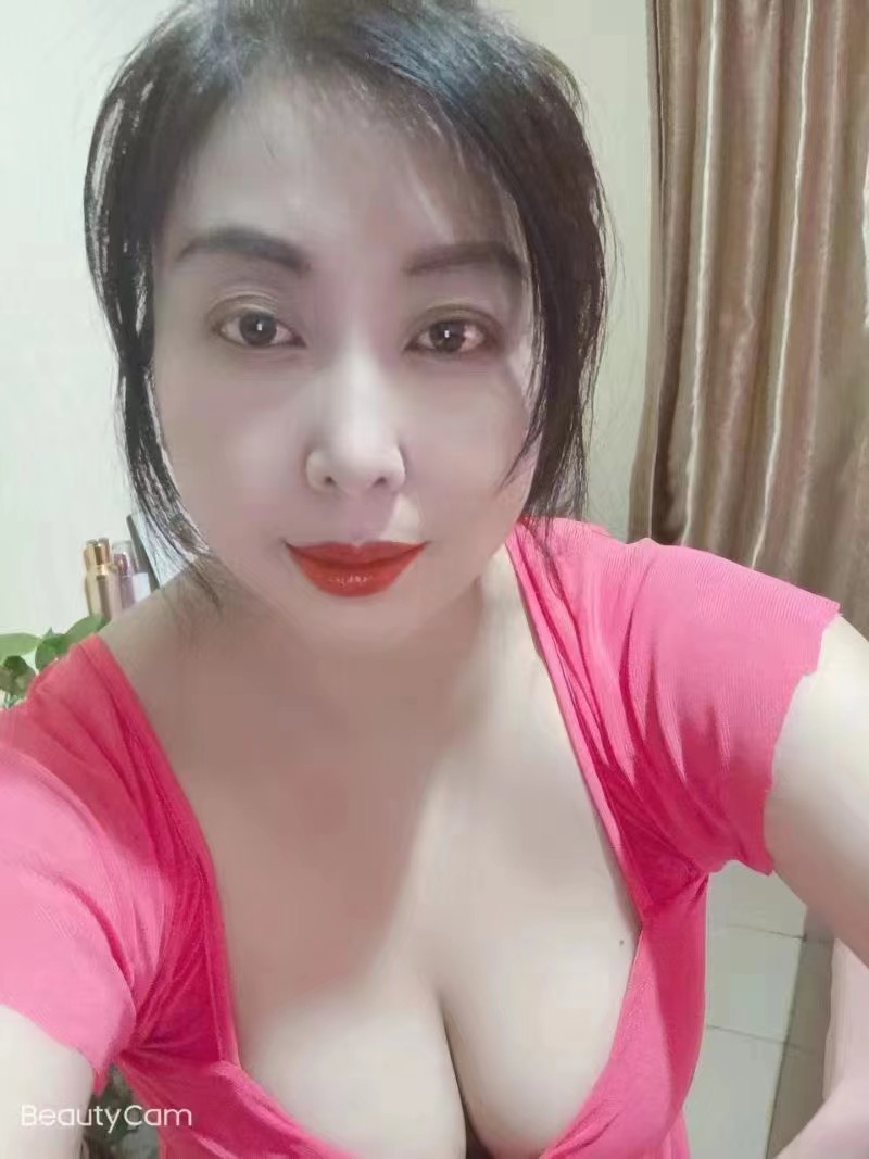 适合卸货的少妇