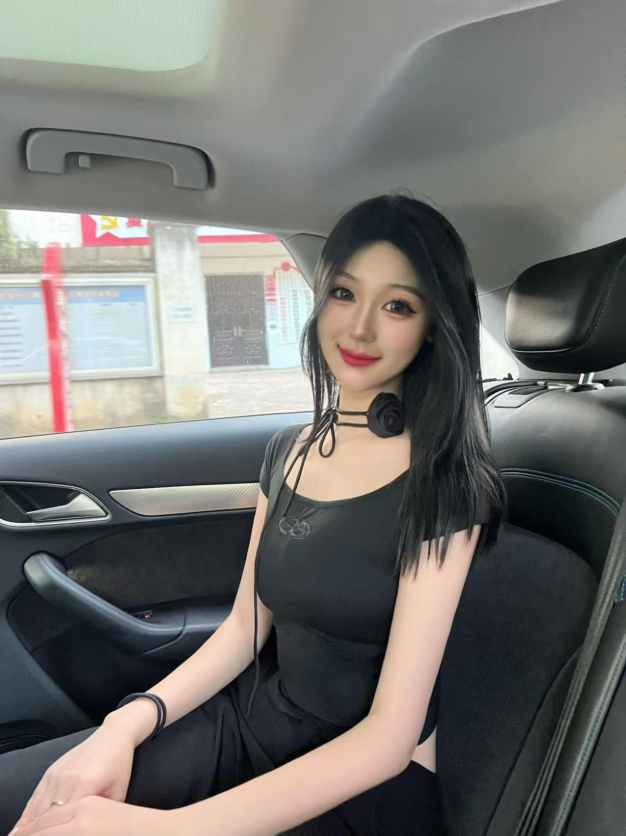 西工甜妹身材很棒