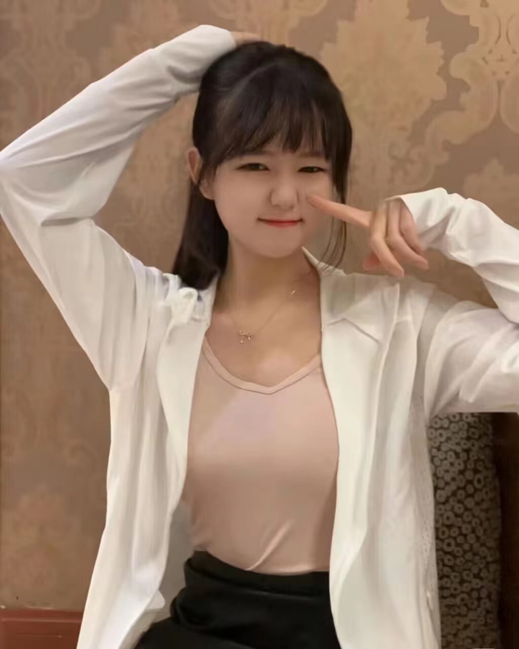 雁塔粉嫩兼职学生妹蜜桃