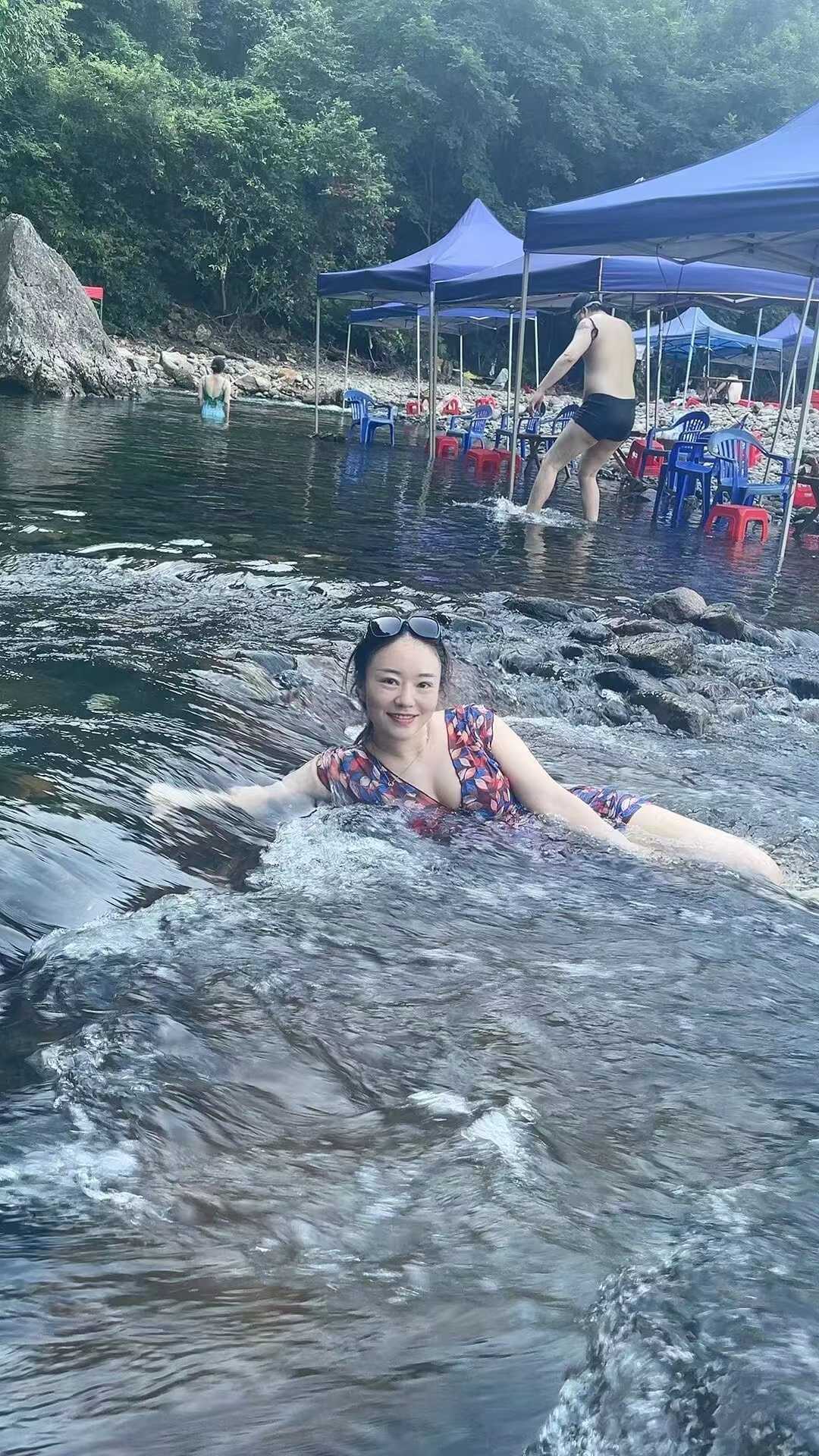 西乡墉区白嫩小姐姐飘飘