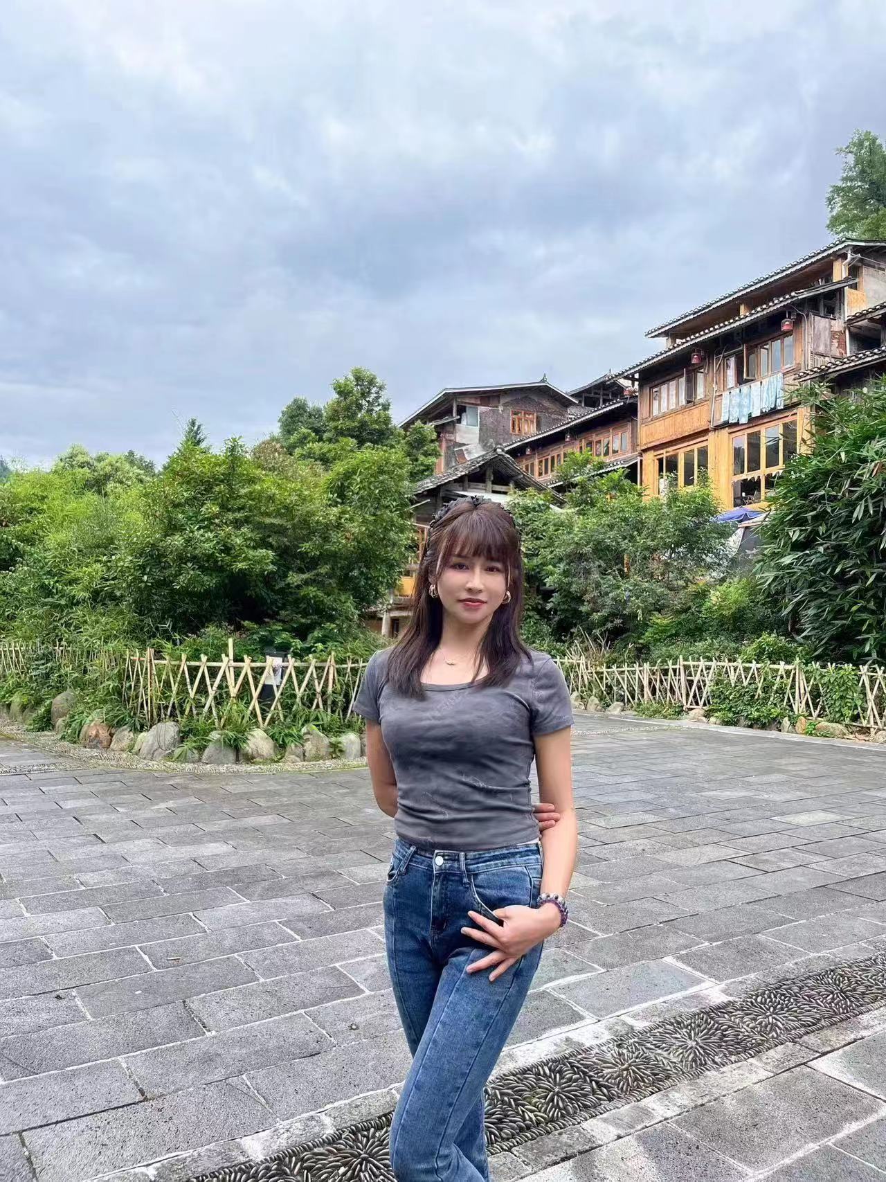 轻熟白嫩身材，高颜值