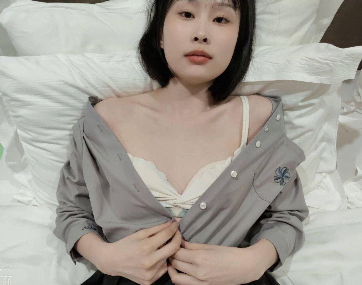 粉嫩翘臀美少女