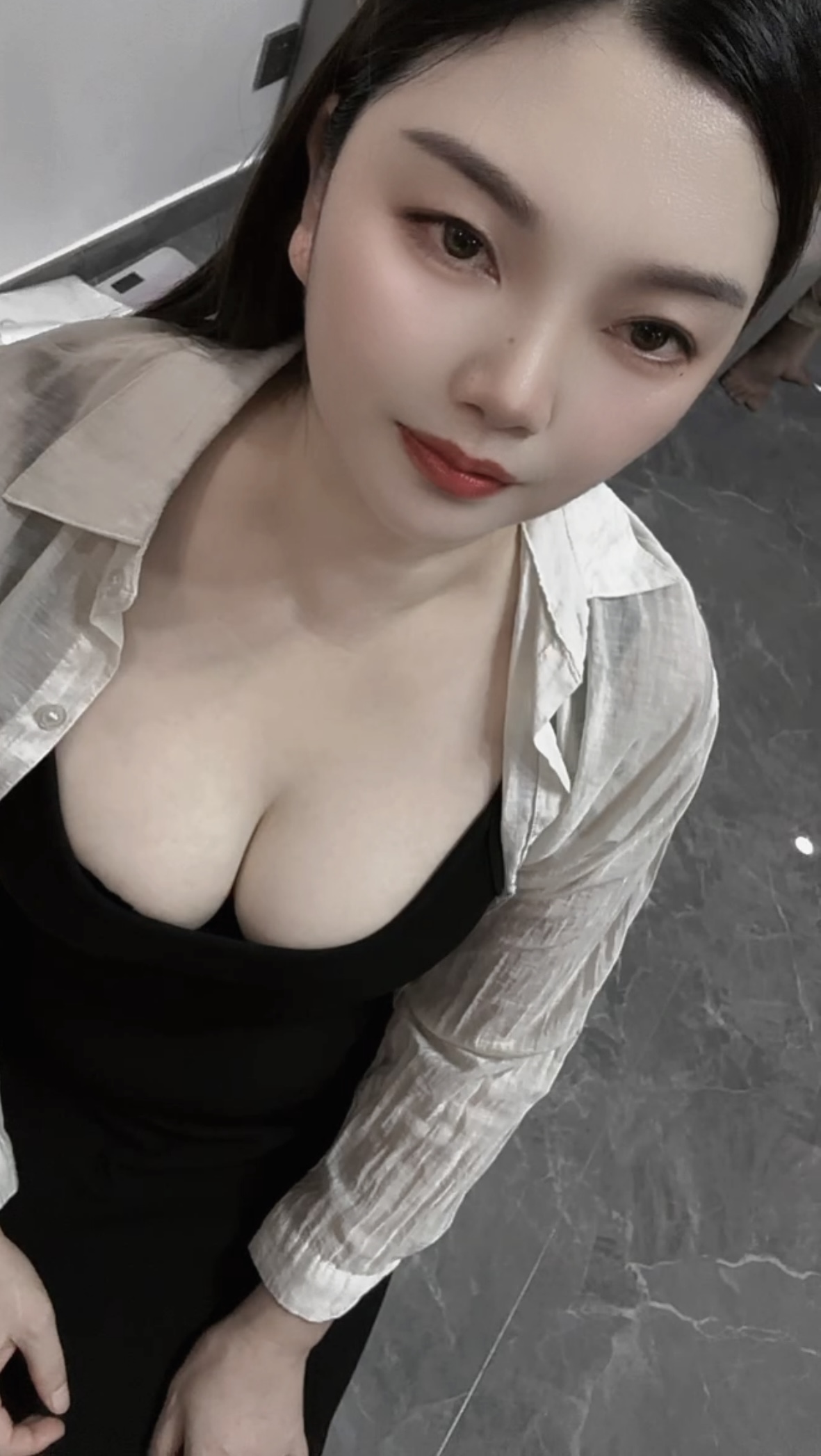 丰满巨乳人妻