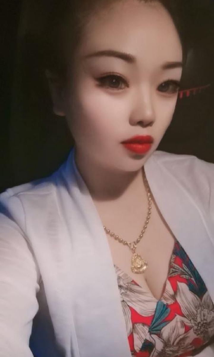 牡丹广场风情大奶妹