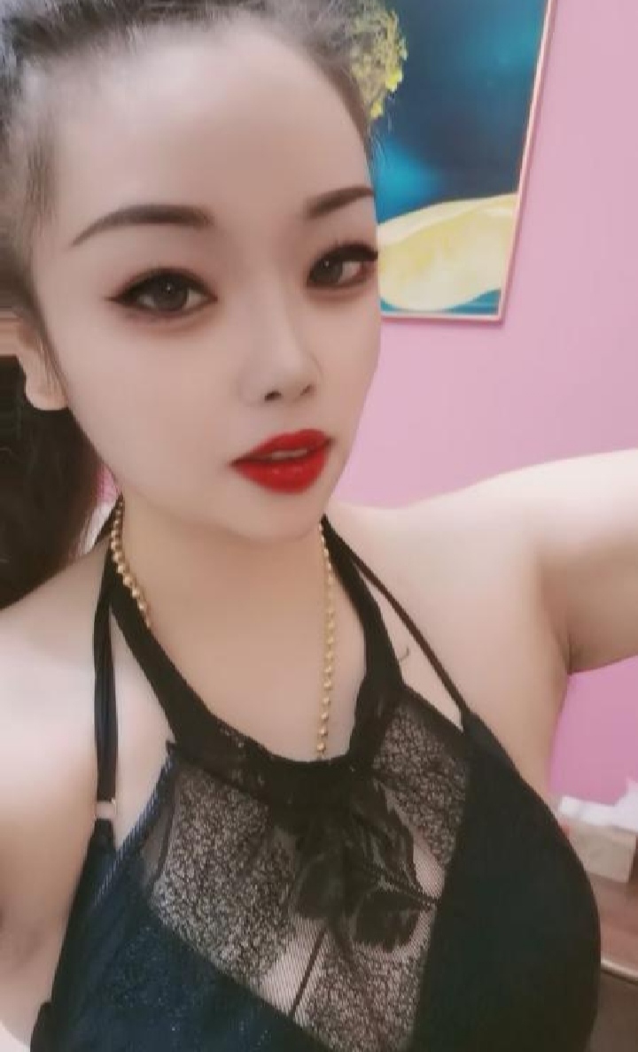 牡丹广场风情大奶妹