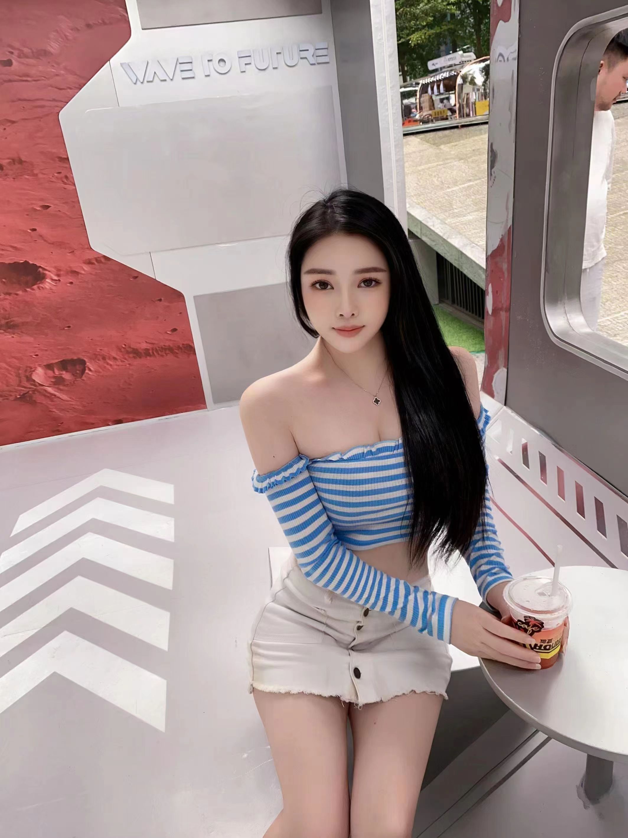 龙华漂亮白嫩大美妞漫妮