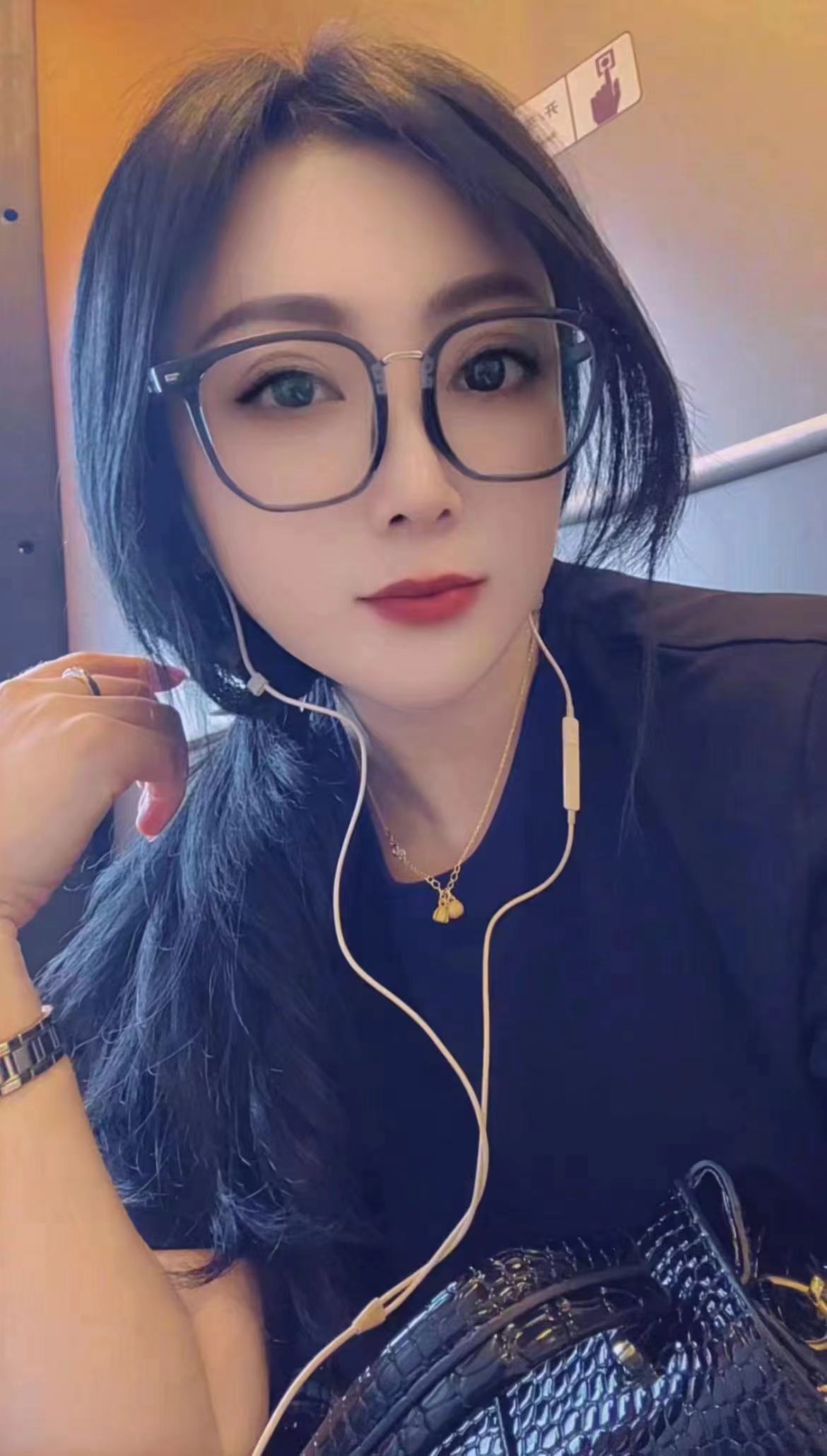 洪山撩人眼镜小姐姐梓涵