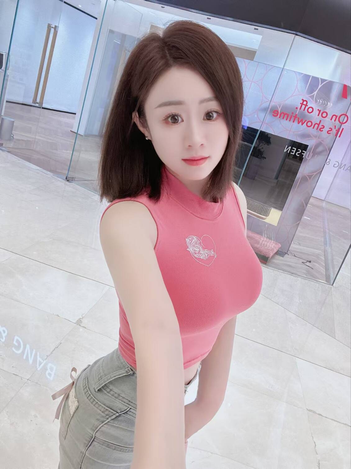 服务系美女，很有氛围感