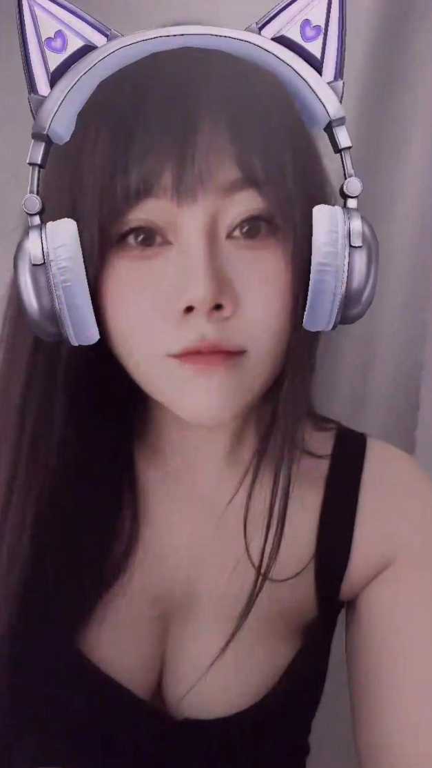 性感大胸依依