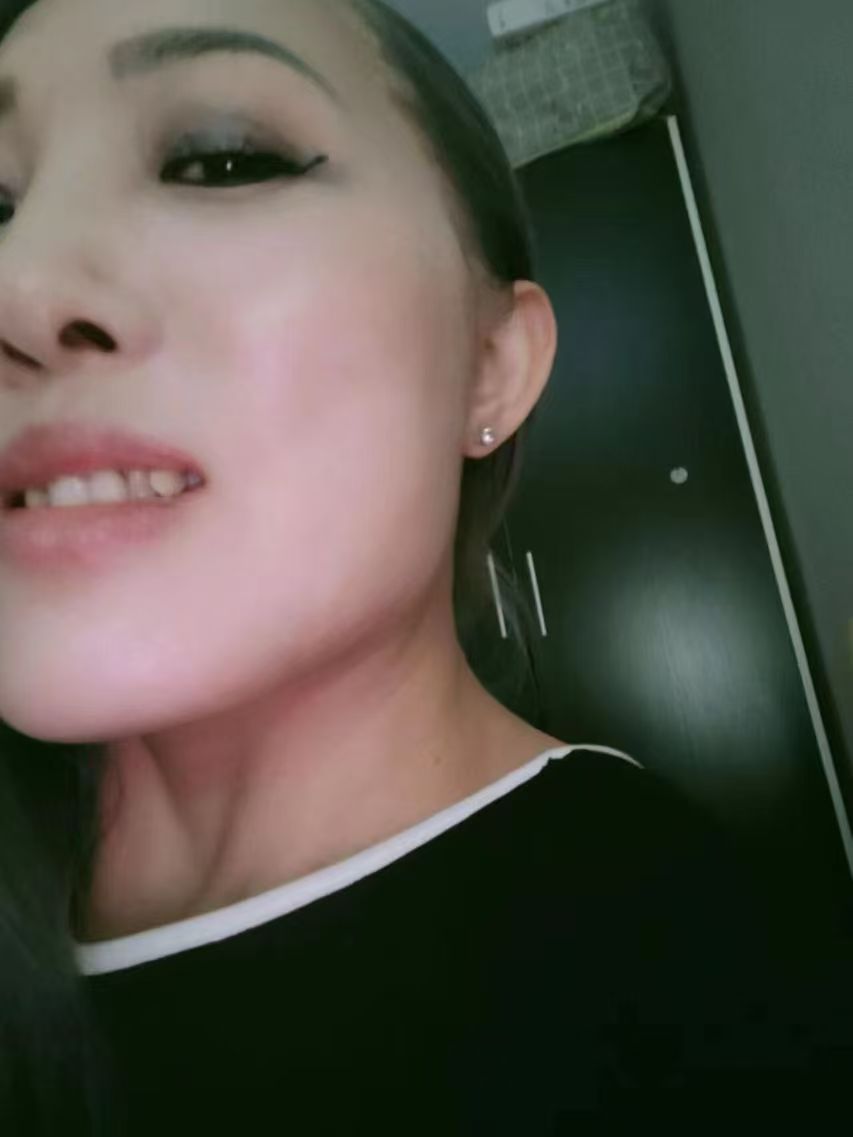 服务系妩媚少妇野百合