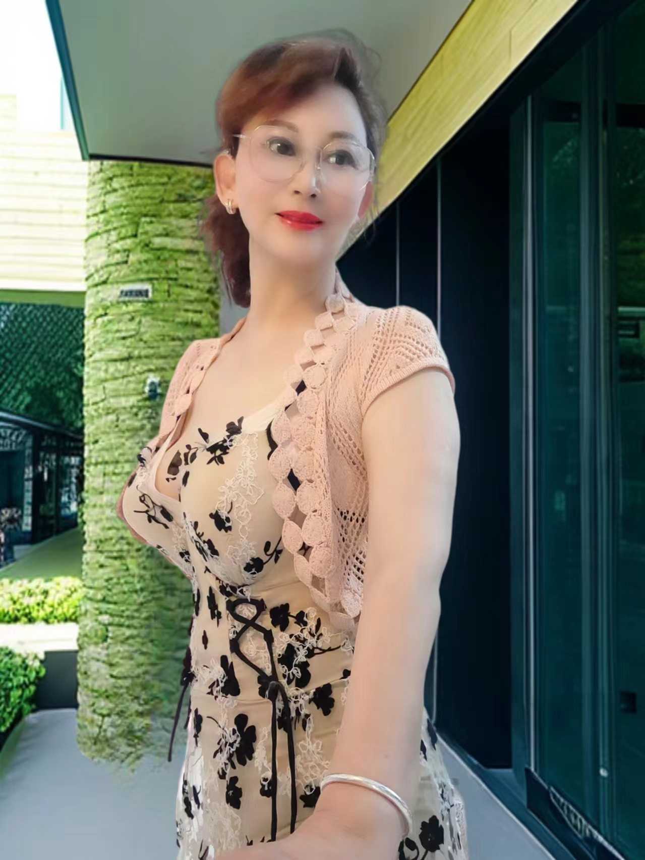 爆乳热辣少妇小岚