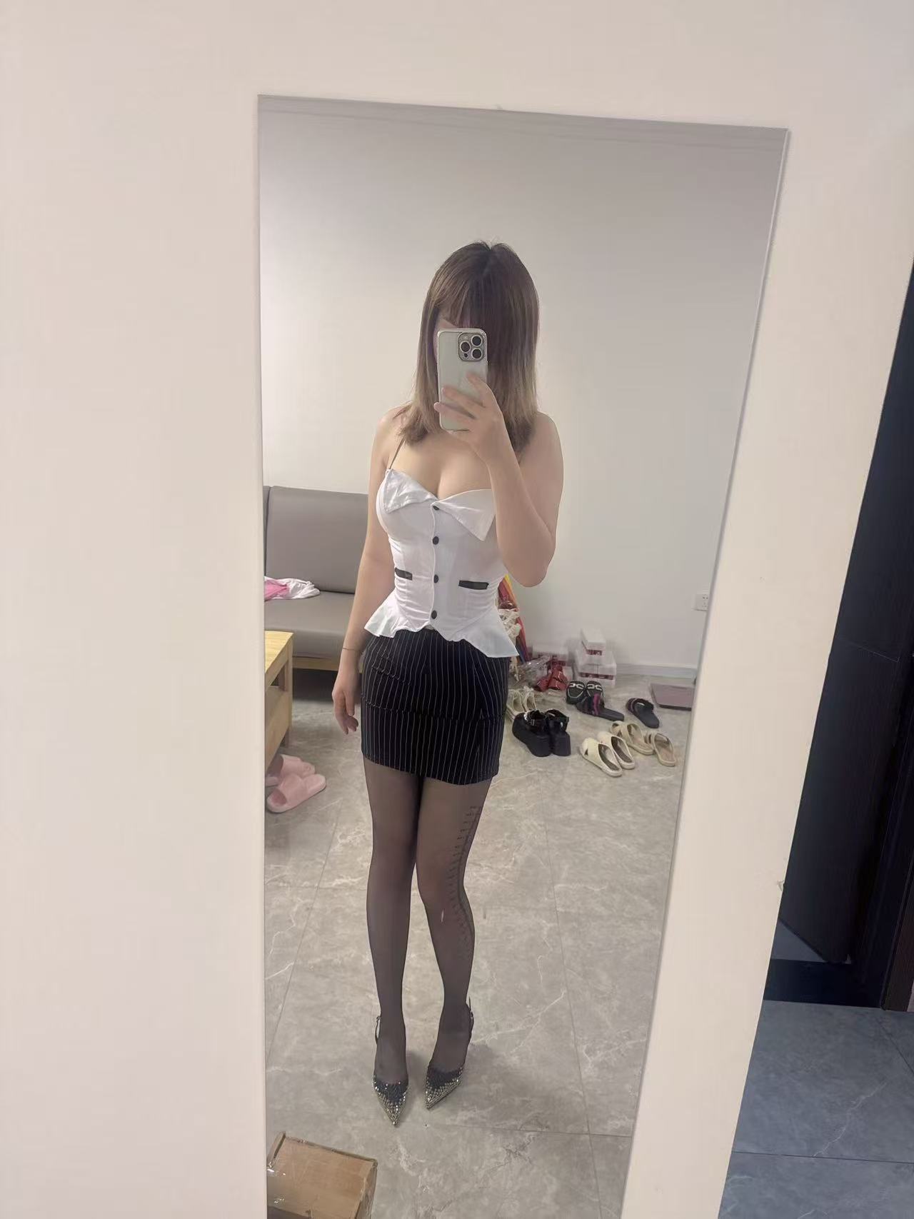 丰满热辣小姐姐浮尘