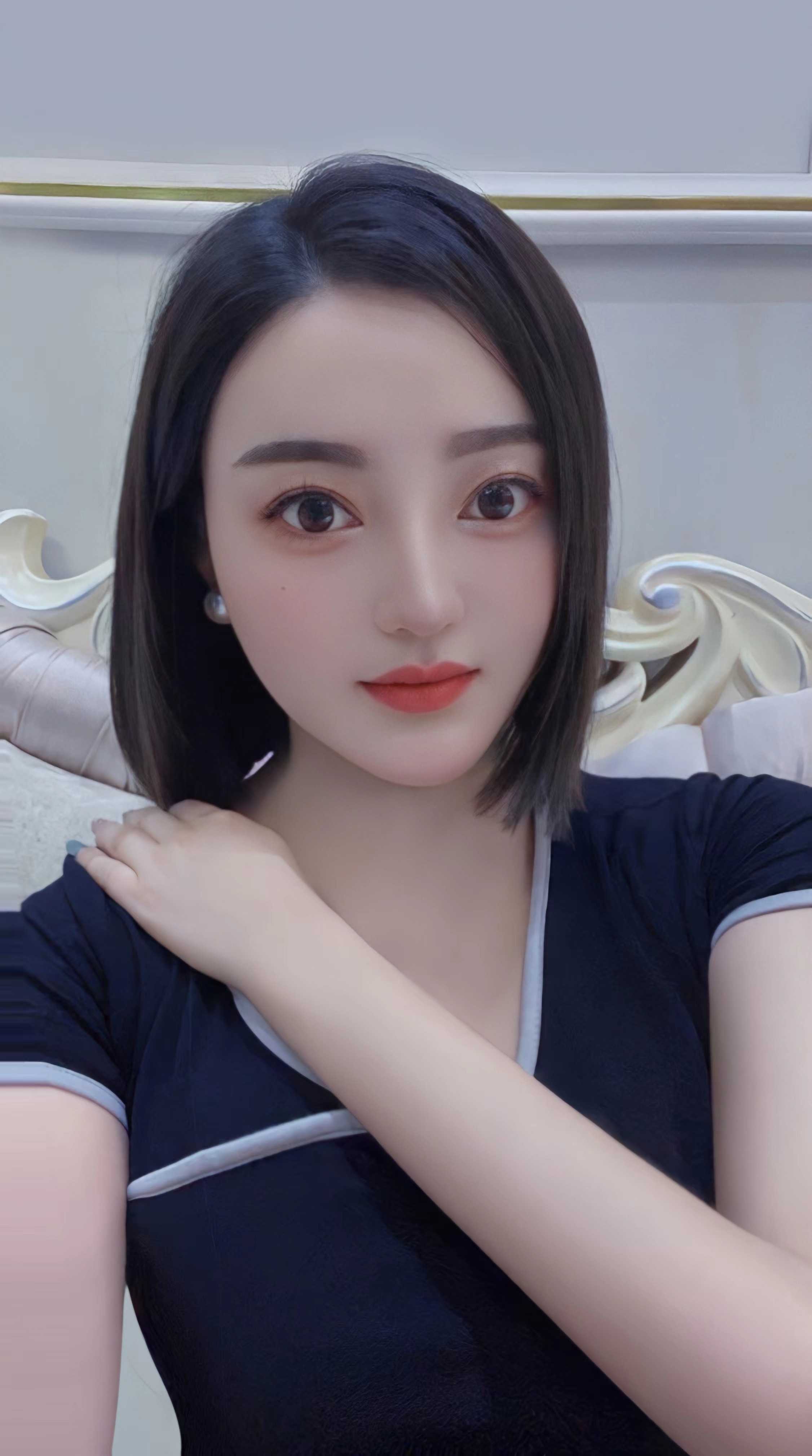 短发辣妹大胸梅梅