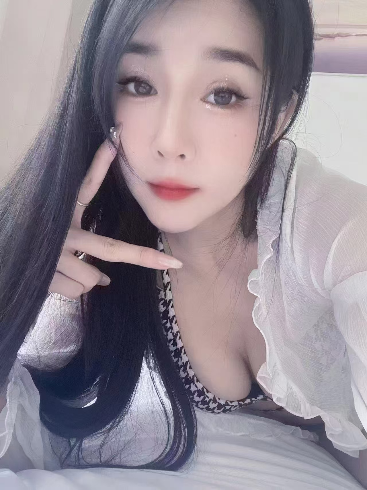 穿着性感，眼神勾人的美女