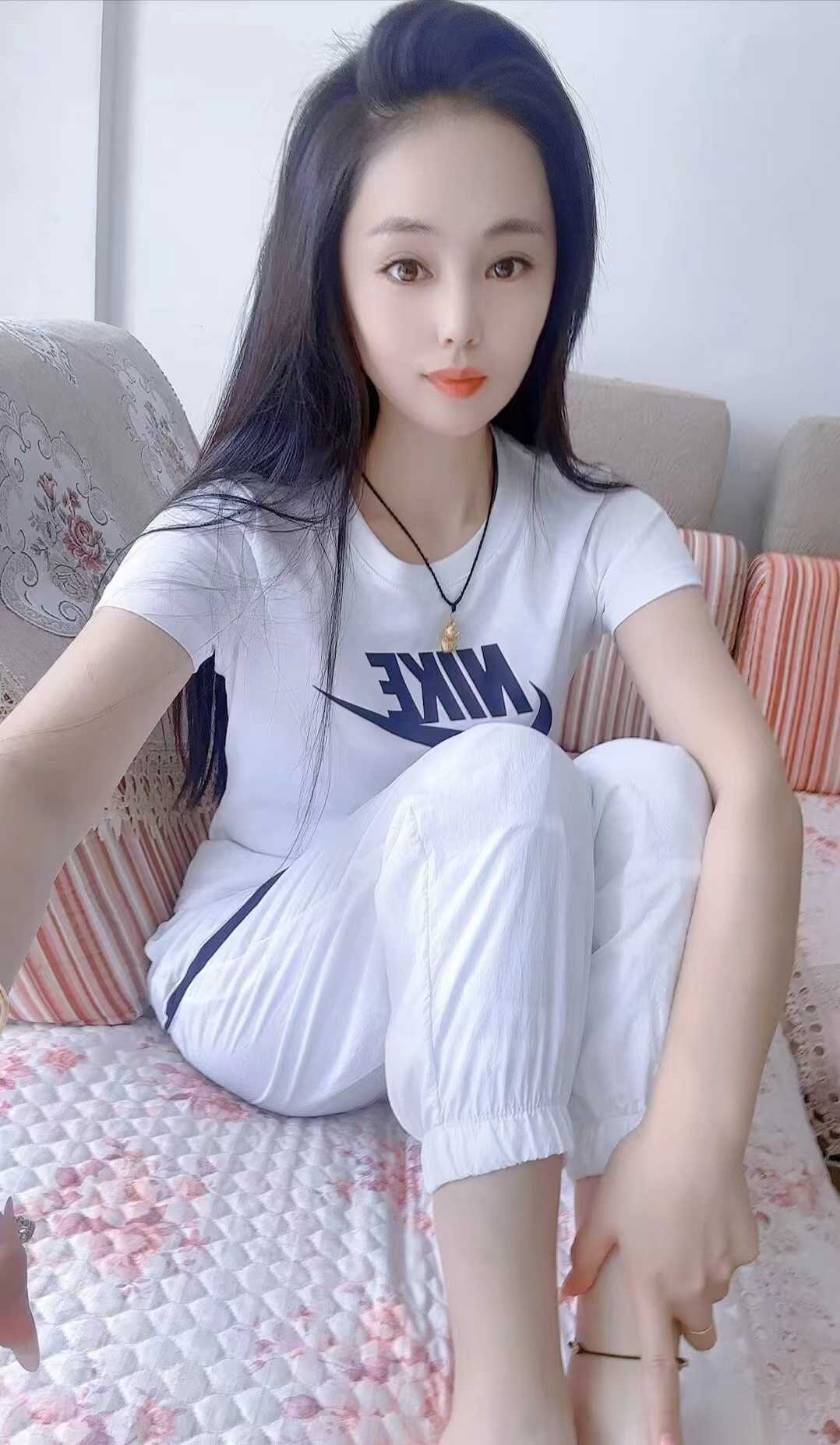 万博广场附近的女生