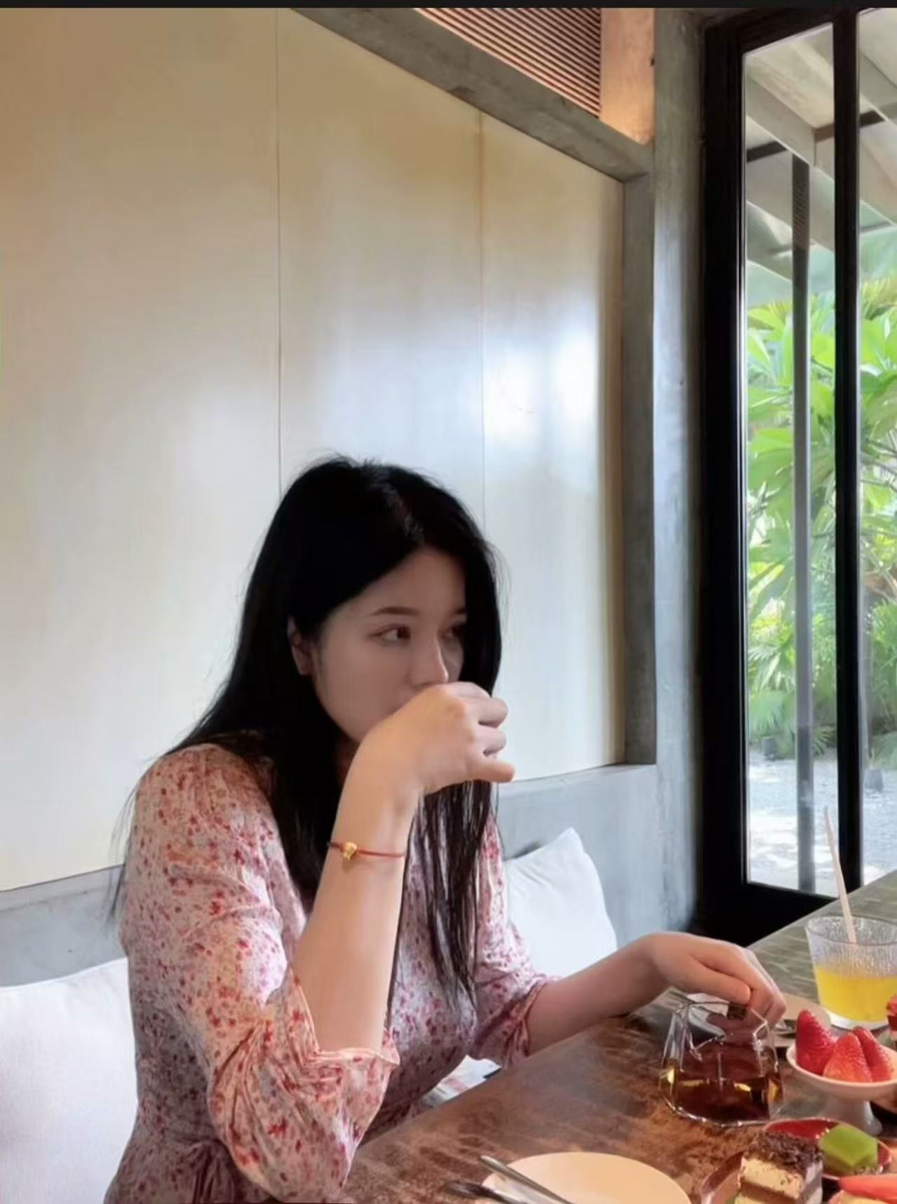 北国先天下后面小区长腿美女