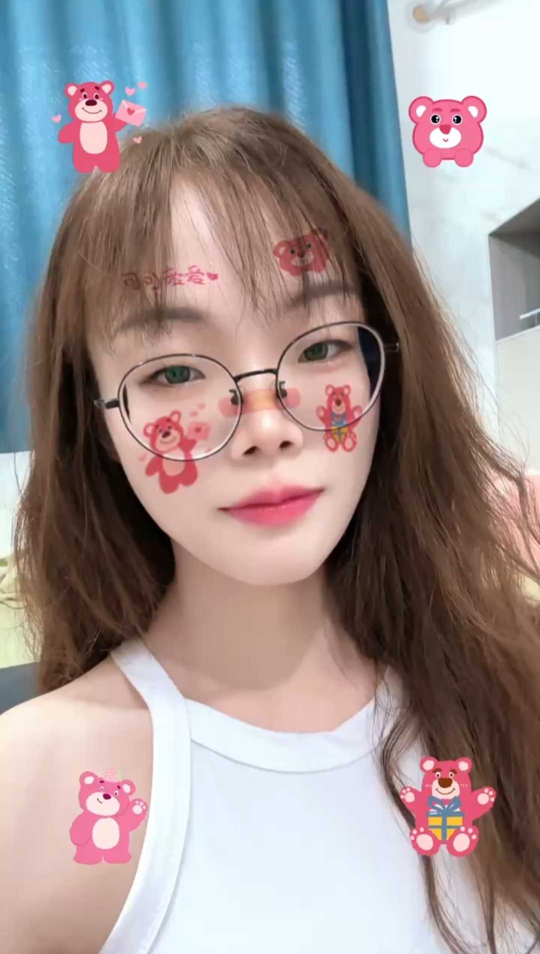 白嫩性感甜妹