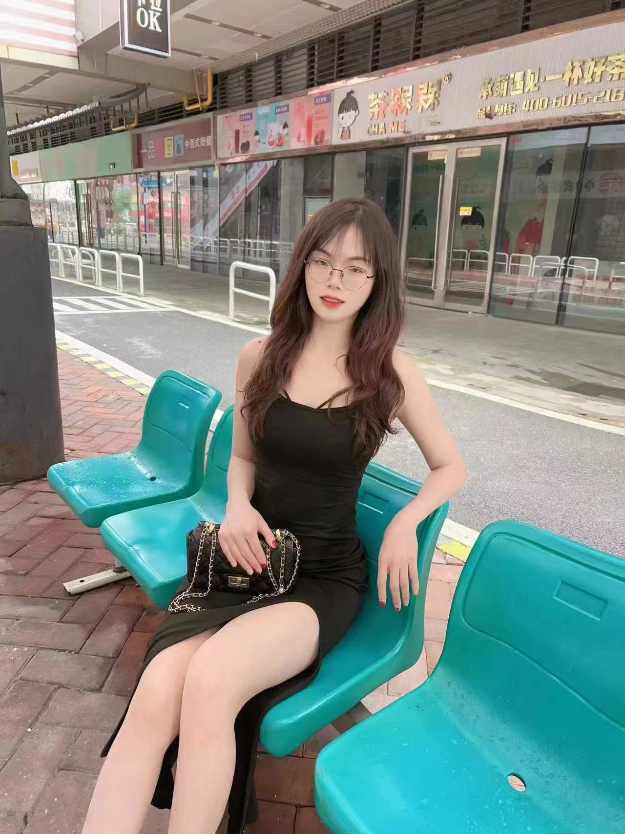 白嫩性感甜妹