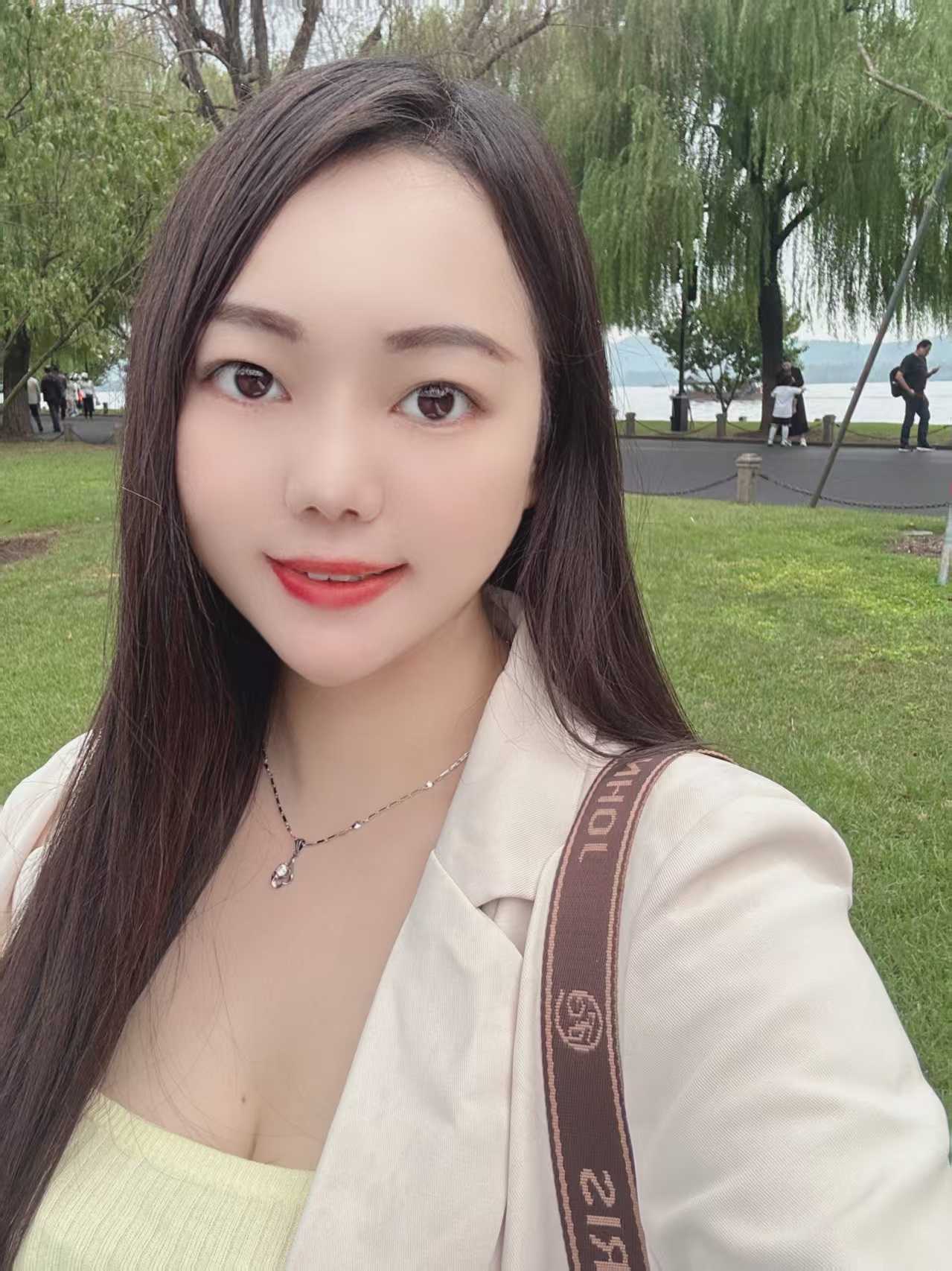 白嫩爆乳重庆辣妹小雪