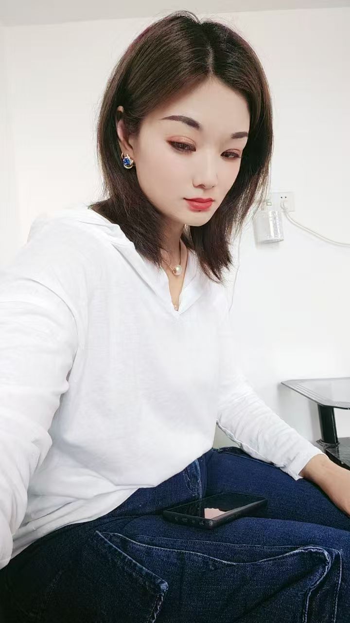 颖州短发少妇月牙