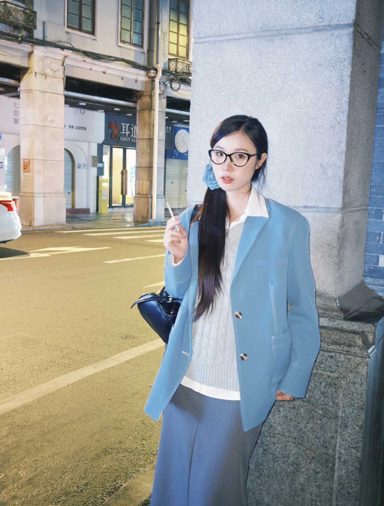 反差大学生眼镜妹