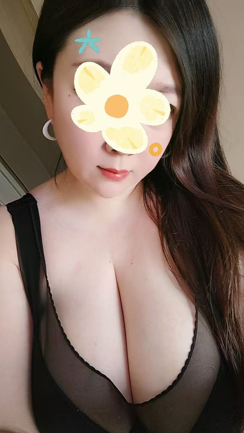 丰满热辣小少妇雪儿