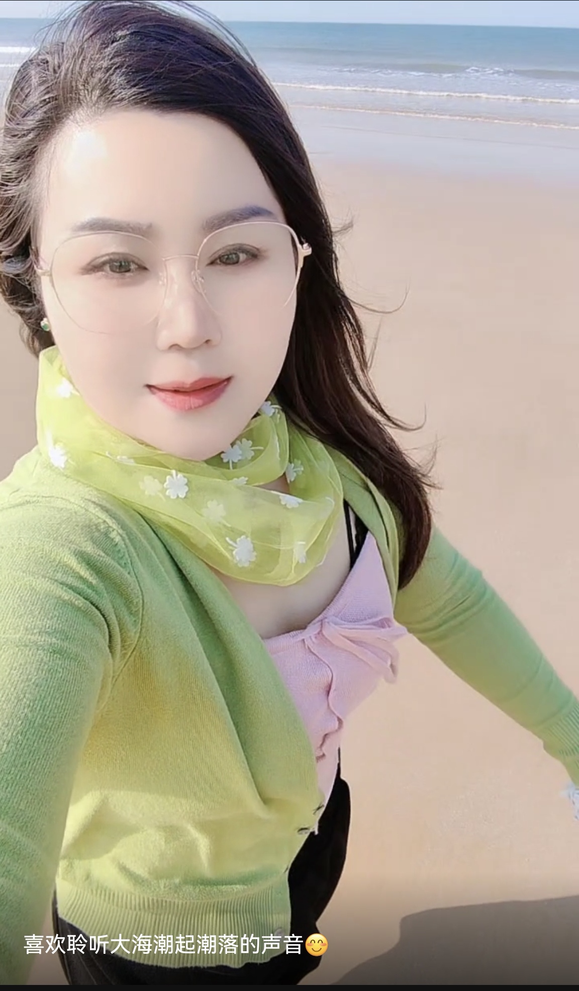 优雅眼镜少妇