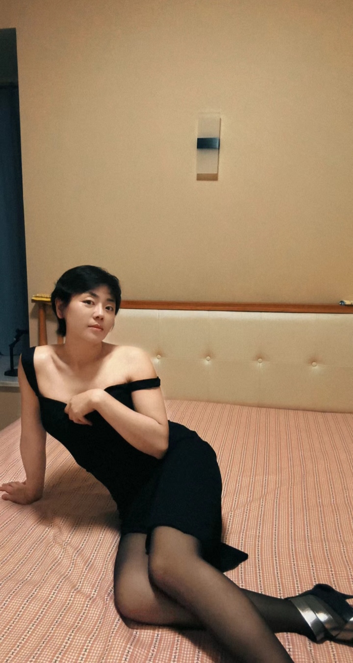 情趣短发少妇