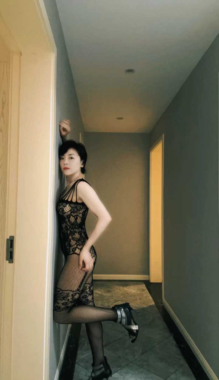情趣短发少妇