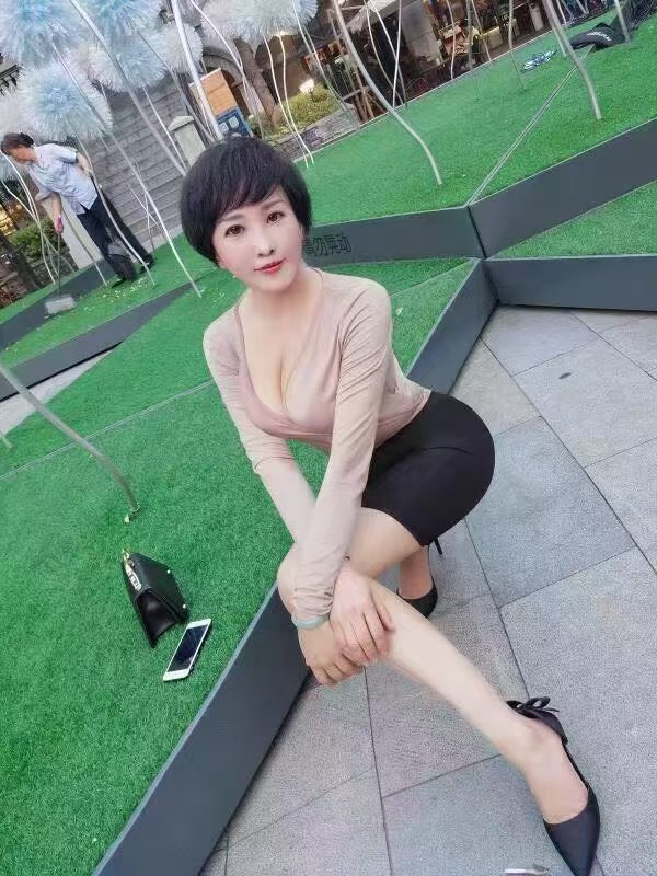 气质短发御姐玫瑰与你