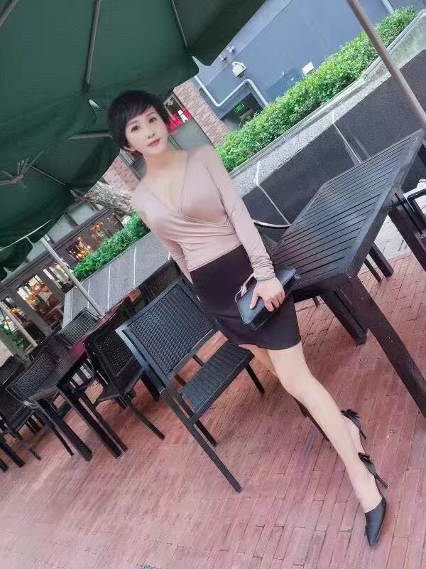 气质短发御姐玫瑰与你