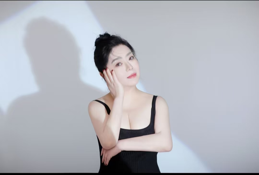 热辣爆乳少妇明月