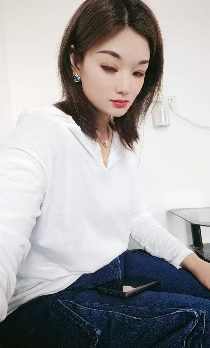 颍州短发少妇月牙