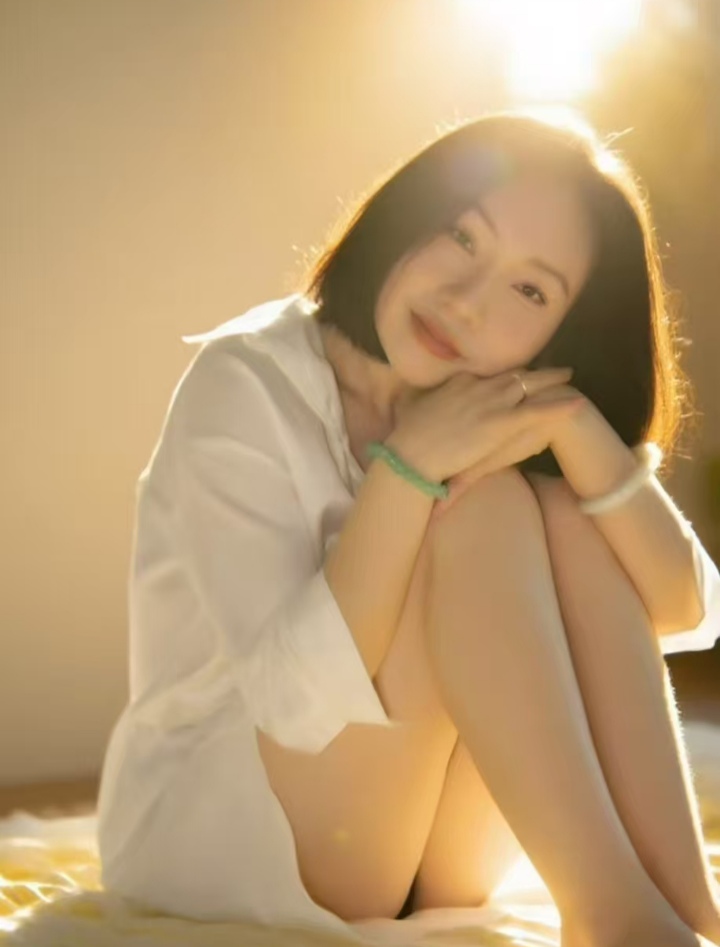汉阳风情短发御姐颖儿