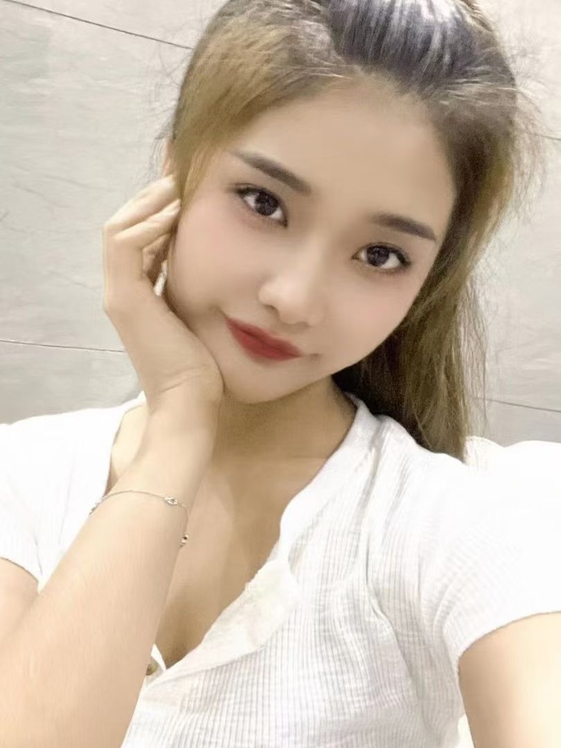 丰满可爱的女孩