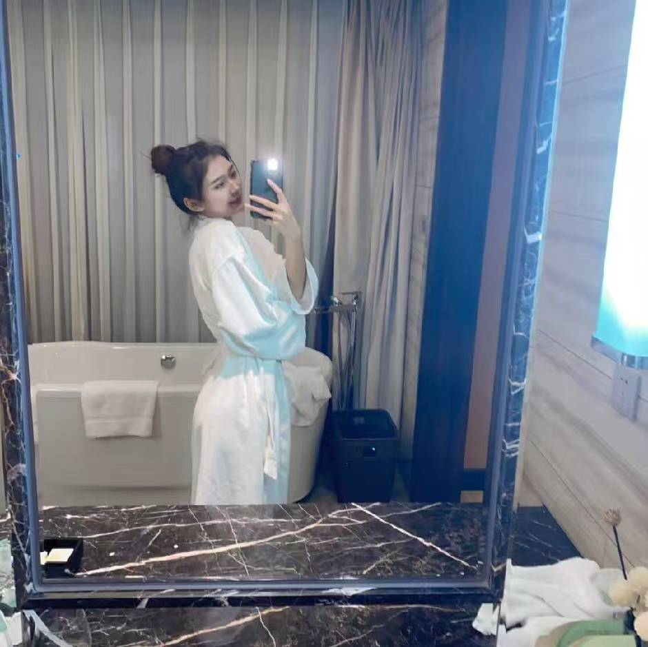 丰满可爱的女孩