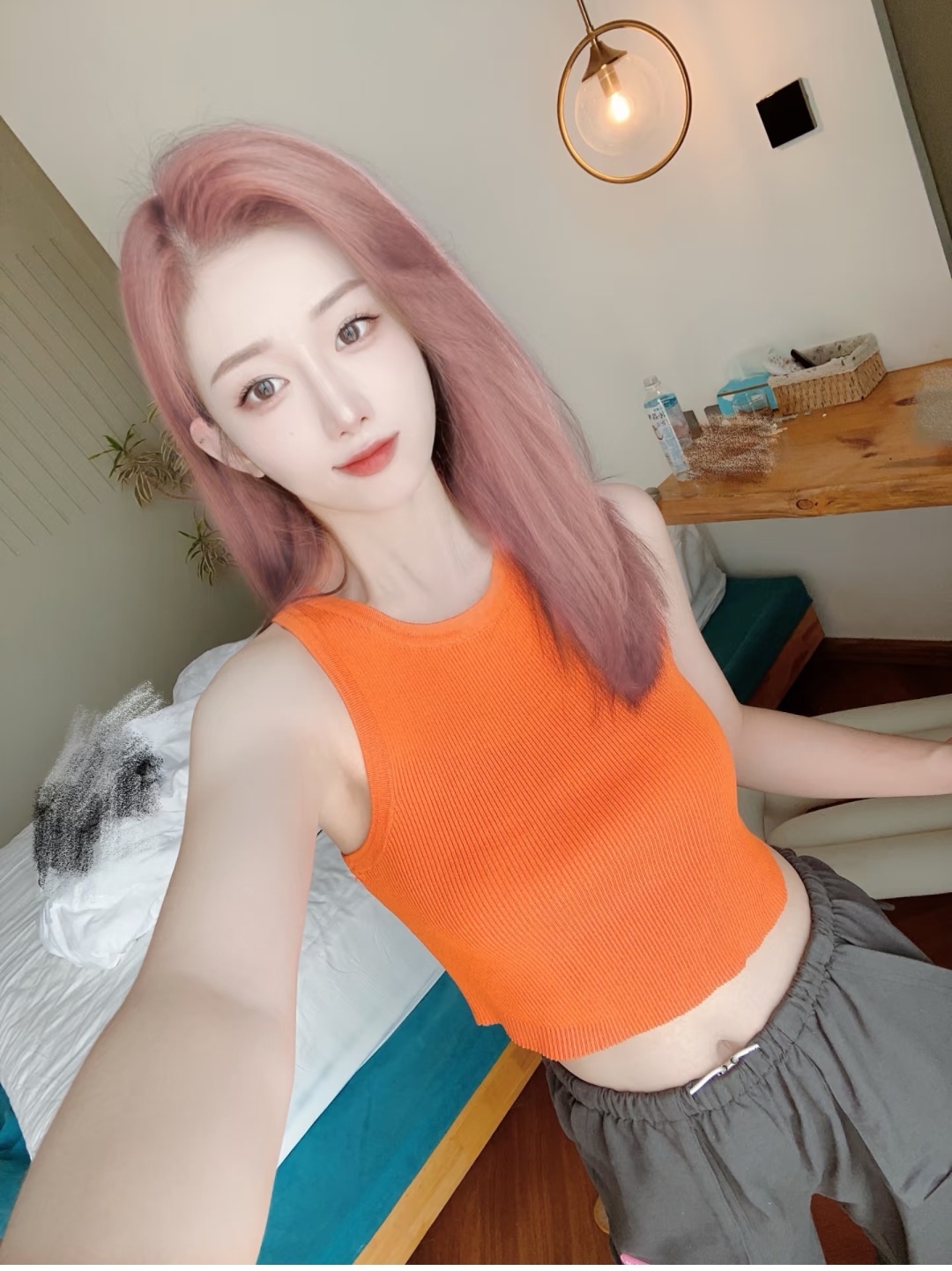 美女来袭,胸大腰细大长腿