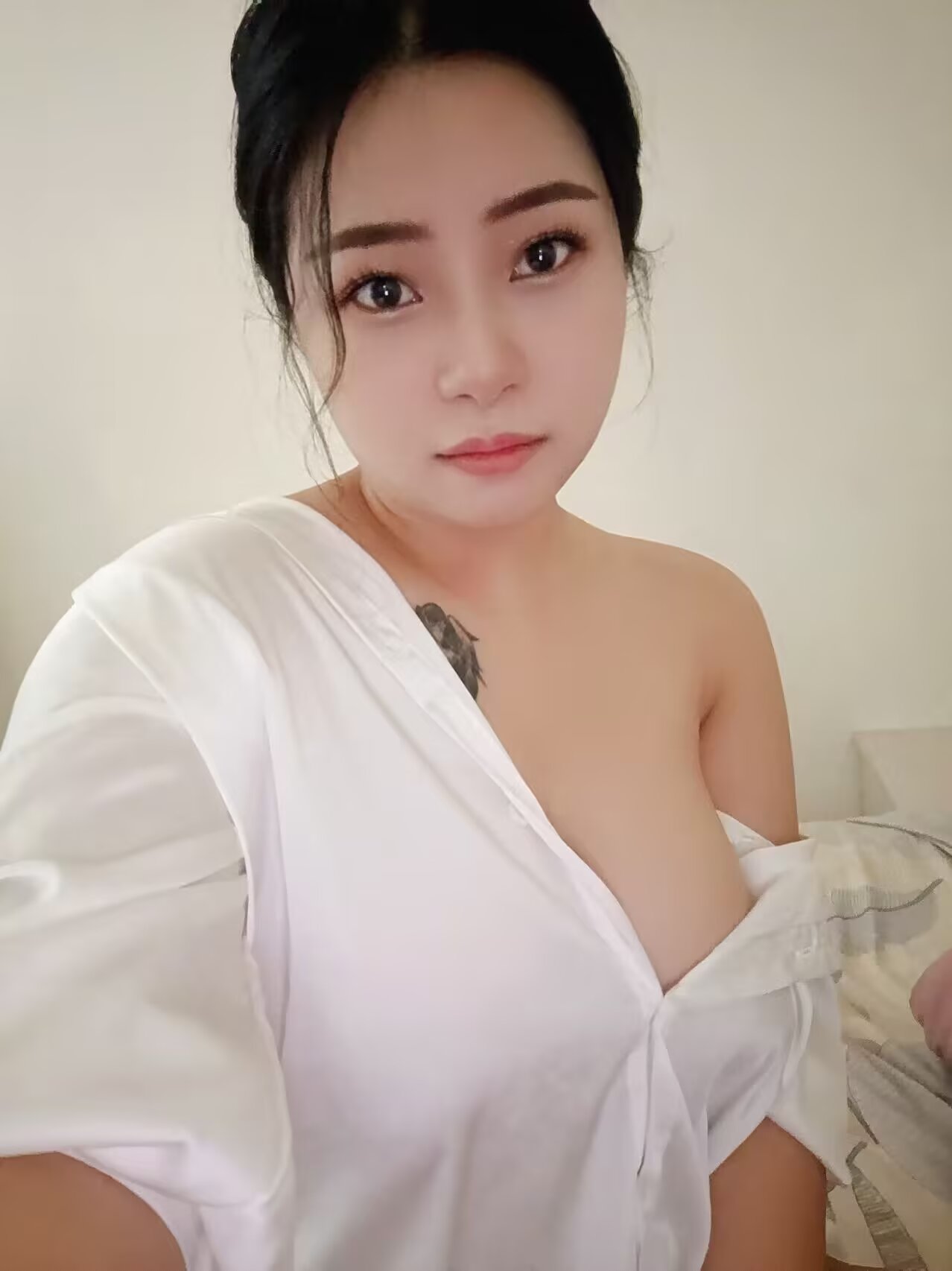 雪白大奶茉莉