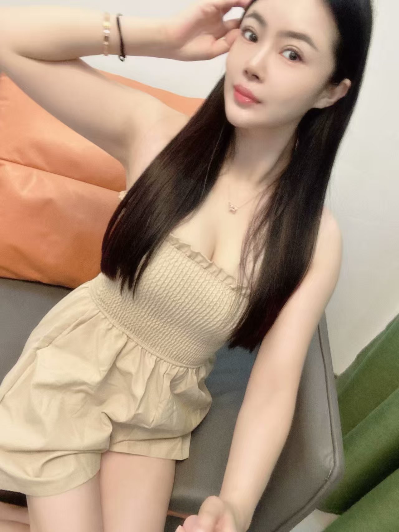 小区干净卫生房间温馨，活好人温柔可爱，声音甜不矫情，个子娇小可以抱起来做，下面紧配合度很高