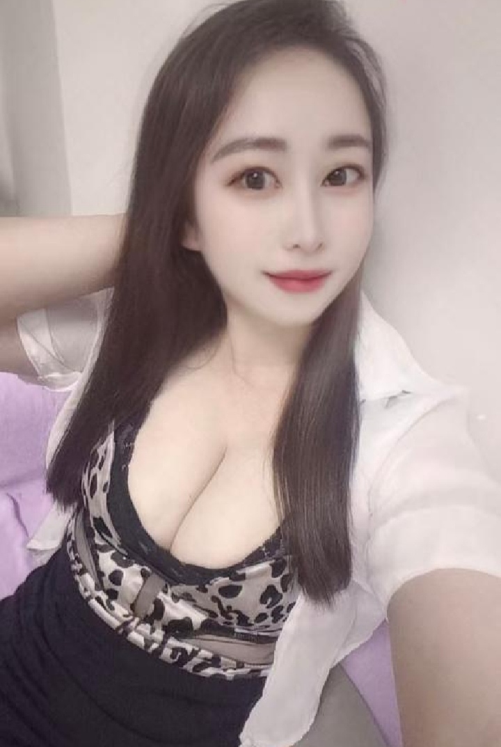 服务系美乳少妇