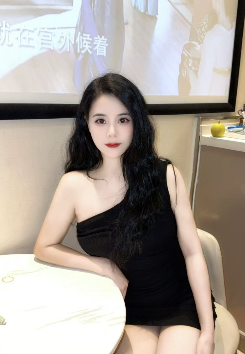 瑶海美腿御姐依依