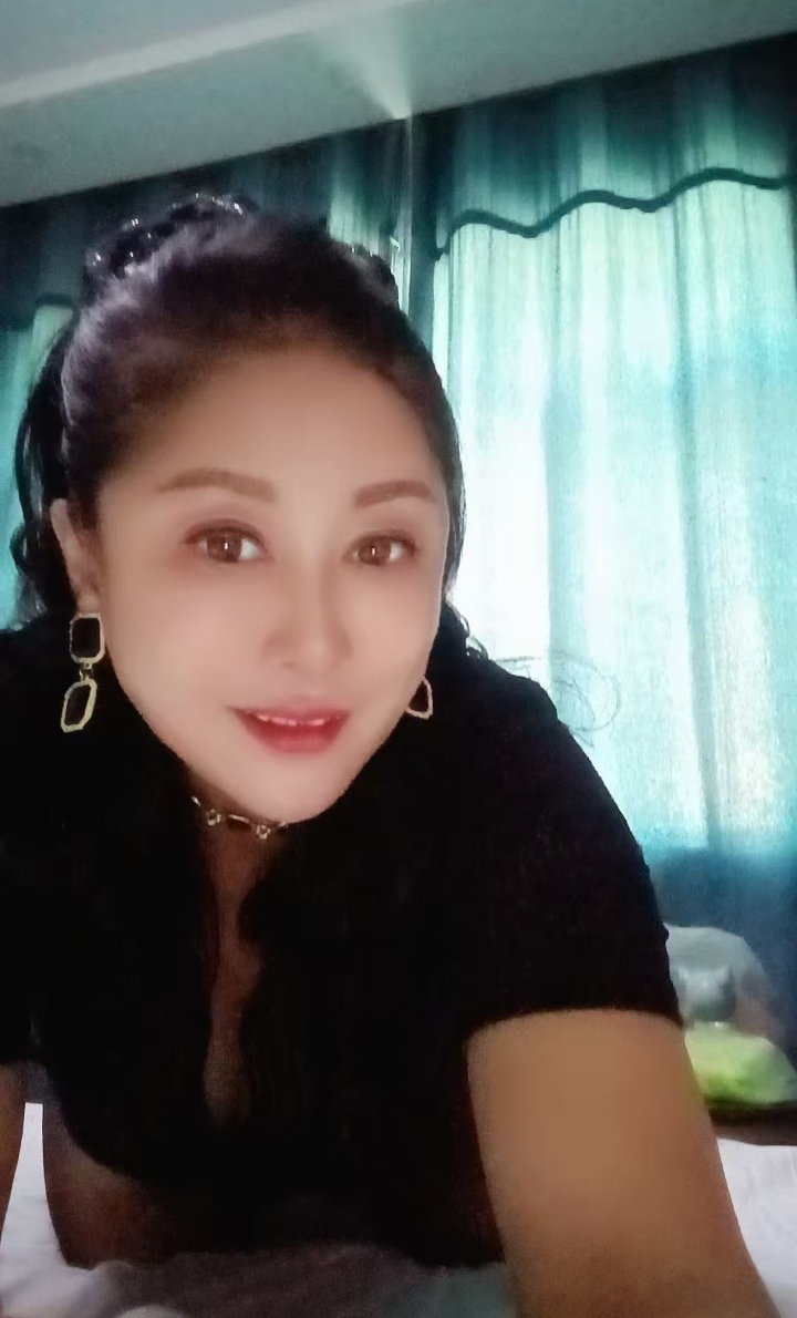 韵味轻熟女小美姐