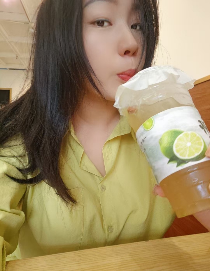 大肉弹眼镜辣妹佳佳