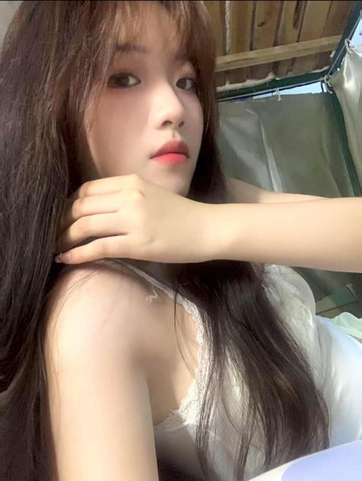 白嫩热辣小姐姐