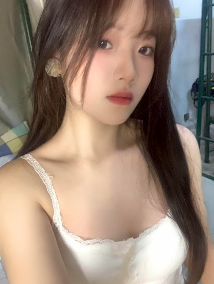 白嫩热辣小姐姐